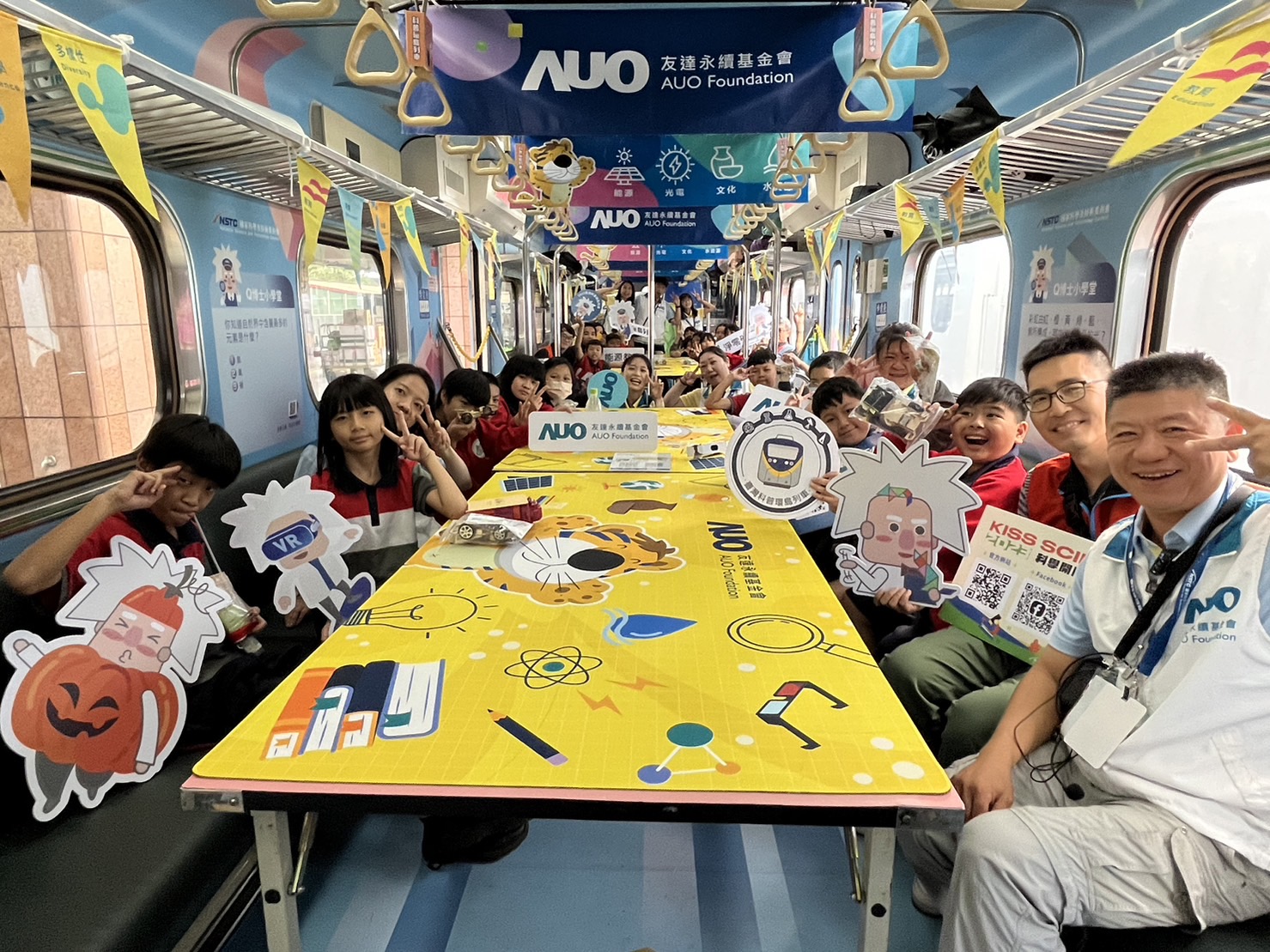 尊龙永續基金會參與「臺灣科普環島列車」，設計基礎科學車廂課程，以「淨零碳排和永續能源」為主題，讓學生透過創意實驗認識淨零知識，以及思考生活中的減碳行為